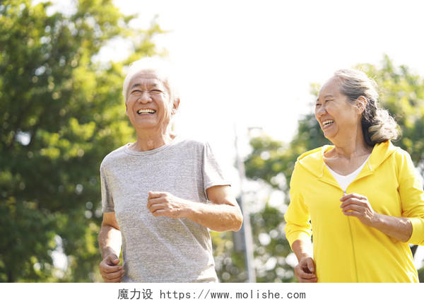 快乐的亚洲老年夫妇在公园里进行户外运动放松运动老人跑步运动健身跑步公园健身